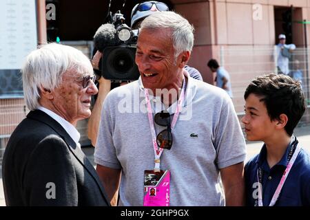 Jackie Stewart (GBR) mit Riccardo Patrese (ITA). 26.05.2017. Formel-1-Weltmeisterschaft, Rd 6, Großer Preis Von Monaco, Monte Carlo, Monaco, Freitag. Bildnachweis sollte lauten: XPB/Press Association Images. Stockfoto