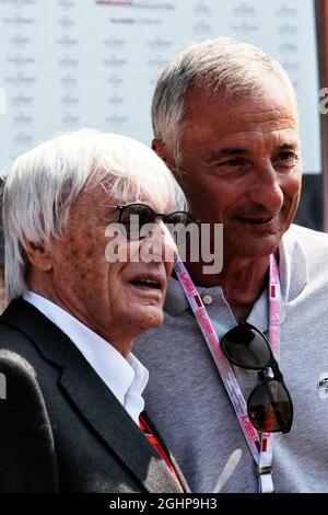 Jackie Stewart (GBR) mit Riccardo Patrese (ITA). 26.05.2017. Formel-1-Weltmeisterschaft, Rd 6, Großer Preis Von Monaco, Monte Carlo, Monaco, Freitag. Bildnachweis sollte lauten: XPB/Press Association Images. Stockfoto