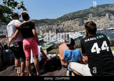 Fans genießen einen malerischen Blick auf Monaco. 27.05.2017. Formel-1-Weltmeisterschaft, Rd 6, Großer Preis Von Monaco, Monte Carlo, Monaco, Qualifizierender Tag. Bildnachweis sollte lauten: XPB/Press Association Images. Stockfoto