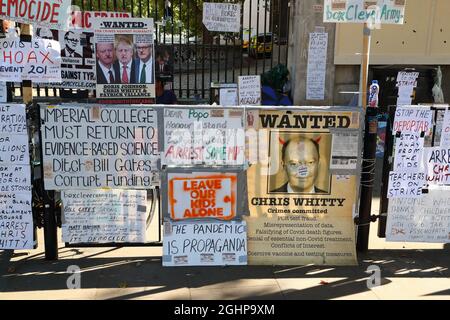 London, Großbritannien. September 2021. Eine kleine Gruppe von Anti-Vaxxers veranstaltete einen stillen Protest in Whitehall. Quelle: Uwe Deffner/Alamy Live News Stockfoto