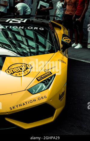 Draufsicht auf einen gelben Lamborghini-Scheinwerfer Stockfoto