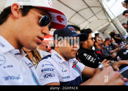 Lance Stroll (CDN) Williams und Teamkollege Famel Massa (BRA) Williams geben Autogramme für die Fans. 08.06.2017. Formel-1-Weltmeisterschaft, Rd 7, Großer Preis Von Kanada, Montreal, Kanada, Tag Der Vorbereitung. Bildnachweis sollte lauten: XPB/Press Association Images. Stockfoto