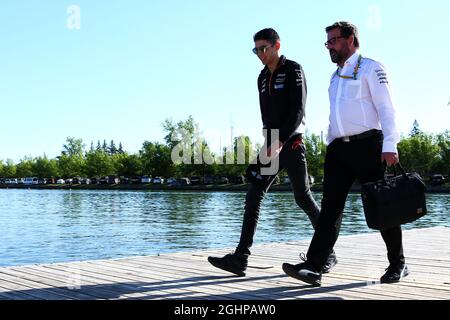 Esteban Ocon (FRA) Sahara Force India F1 Team mit Gwen Lagrue, Leiter Mercedes AMG Driver Development. 10.06.2017. Formel-1-Weltmeisterschaft, Rd 7, Großer Preis Von Kanada, Montreal, Kanada, Qualifizierender Tag. Bildnachweis sollte lauten: XPB/Press Association Images. Stockfoto