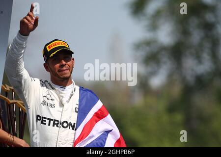 Rennsieger Lewis Hamilton (GBR) Mercedes AMG F1 feiert auf dem Podium. 11.06.2017. Formel-1-Weltmeisterschaft, Rd 7, Großer Preis Von Kanada, Montreal, Kanada, Wettkampftag. Bildnachweis sollte lauten: XPB/Press Association Images. Stockfoto