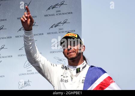 Rennsieger Lewis Hamilton (GBR) Mercedes AMG F1 feiert auf dem Podium. 11.06.2017. Formel-1-Weltmeisterschaft, Rd 7, Großer Preis Von Kanada, Montreal, Kanada, Wettkampftag. Bildnachweis sollte lauten: XPB/Press Association Images. Stockfoto