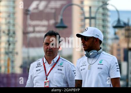 Lewis Hamilton (GBR) Mercedes AMG F1 mit Ron Meadows (GBR) Mercedes GP Team Manager. 23.06.2017. Formel-1-Weltmeisterschaft, Rd 8, Großer Preis Von Aserbaidschan, Baku Street Circuit, Aserbaidschan, Übungstag. Bildnachweis sollte lauten: XPB/Press Association Images. Stockfoto