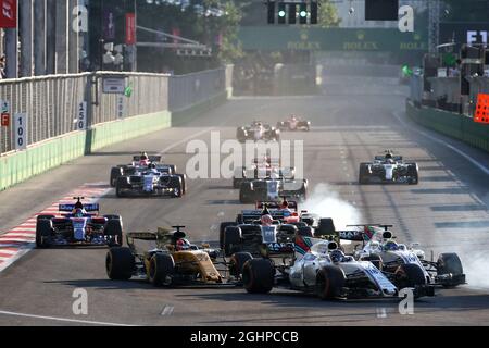 Lance Stroll (CDN) Williams FW40 und FelFeleip Massa (BRA) Williams FW40 beim Neustart. 25.06.2017. Formel-1-Weltmeisterschaft, Rd 8, Großer Preis Von Aserbaidschan, Baku Street Circuit, Aserbaidschan, Wettkampftag. Bildnachweis sollte lauten: XPB/Press Association Images. Stockfoto