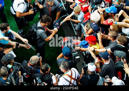 Fernando Alonso (ESP) McLaren signiert Autogramme für die Fans. 08.07.2017. Formel 1 Weltmeisterschaft, Rd 9, Großer Preis Von Österreich, Spielberg, Österreich, Qualifizierender Tag. Bildnachweis sollte lauten: XPB/Press Association Images. Stockfoto