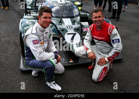 (L bis R): Guy Smith (GBR) und Tom Kristensen (DEN) mit dem Bentley Speed 8 Sportwagen. 08.07.2017. Formel 1 Weltmeisterschaft, Rd 9, Großer Preis Von Österreich, Spielberg, Österreich, Qualifizierender Tag. Bildnachweis sollte lauten: XPB/Press Association Images. Stockfoto