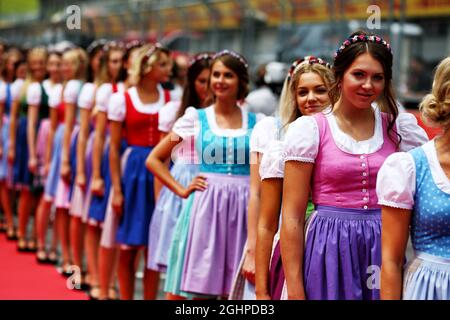 Grid Girls auf der Fahrerparade. 09.07.2017. Formel 1 Weltmeisterschaft, Rd 9, Großer Preis Von Österreich, Spielberg, Österreich, Wettkampftag. Bildnachweis sollte lauten: XPB/Press Association Images. Stockfoto