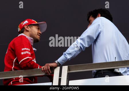 (L bis R): Sebastian Vettel (GER) Ferrari mit Mark Webber (AUS) Channel 4 Presenter. 13.07.2017. Formel-1-Weltmeisterschaft, Rd 10, Großer Preis Von Großbritannien, Silverstone, England, Tag Der Vorbereitung. Bildnachweis sollte lauten: XPB/Press Association Images. Stockfoto