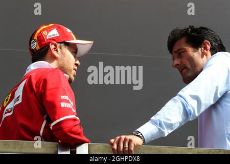 (L bis R): Sebastian Vettel (GER) Ferrari mit Mark Webber (AUS) Channel 4 Presenter. 13.07.2017. Formel-1-Weltmeisterschaft, Rd 10, Großer Preis Von Großbritannien, Silverstone, England, Tag Der Vorbereitung. Bildnachweis sollte lauten: XPB/Press Association Images. Stockfoto