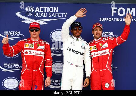 Qualifying Top 3 in Parc Ferme (L bis R): Kimi Räikkönen (FIN) Ferrari, Zweiter; Lewis Hamilton (GBR) Mercedes AMG F1, Pole Position; Sebastian Vettel (GER) Ferrari, Dritter. 15.07.2017. Formel-1-Weltmeisterschaft, Rd 10, Großer Preis Von Großbritannien, Silverstone, England, Qualifizierender Tag. Bildnachweis sollte lauten: XPB/Press Association Images. Stockfoto