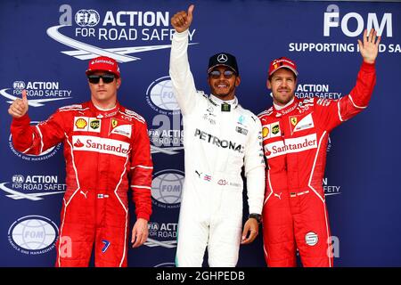 Qualifying Top 3 in Parc Ferme (L bis R): Kimi Räikkönen (FIN) Ferrari, Zweiter; Lewis Hamilton (GBR) Mercedes AMG F1, Pole Position; Sebastian Vettel (GER) Ferrari, Dritter. 15.07.2017. Formel-1-Weltmeisterschaft, Rd 10, Großer Preis Von Großbritannien, Silverstone, England, Qualifizierender Tag. Bildnachweis sollte lauten: XPB/Press Association Images. Stockfoto