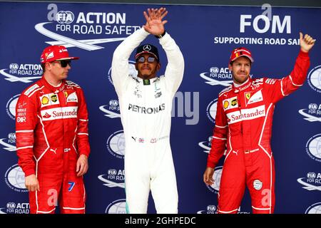 Qualifying Top 3 in Parc Ferme (L bis R): Kimi Räikkönen (FIN) Ferrari, Zweiter; Lewis Hamilton (GBR) Mercedes AMG F1, Pole Position; Sebastian Vettel (GER) Ferrari, Dritter. 15.07.2017. Formel-1-Weltmeisterschaft, Rd 10, Großer Preis Von Großbritannien, Silverstone, England, Qualifizierender Tag. Bildnachweis sollte lauten: XPB/Press Association Images. Stockfoto