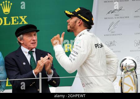 Rennsieger Lewis Hamilton (GBR) Mercedes AMG F1 feiert mit Jackie Stewart (GBR) auf dem Podium. 16.07.2017. Formel-1-Weltmeisterschaft, Rd 10, Großer Preis Von Großbritannien, Silverstone, England, Wettkampftag. Bildnachweis sollte lauten: XPB/Press Association Images. Stockfoto