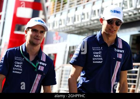 (L bis R): Lucas Auer (AUT) Sahara Force India F1 Team Testdirigent mit Esteban Ocon (FRA) Sahara Force India F1 Team. 28.07.2017. Formel 1 Weltmeisterschaft, Rd 11, Großer Preis Von Ungarn, Budapest, Ungarn, Übungstag. Bildnachweis sollte lauten: XPB/Press Association Images. Stockfoto