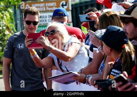 Stoffel Vandoorne (Bel) McLaren mit Fans. 29.07.2017. Formel 1 Weltmeisterschaft, Rd 11, Großer Preis Von Ungarn, Budapest, Ungarn, Qualifizierender Tag. Bildnachweis sollte lauten: XPB/Press Association Images. Stockfoto