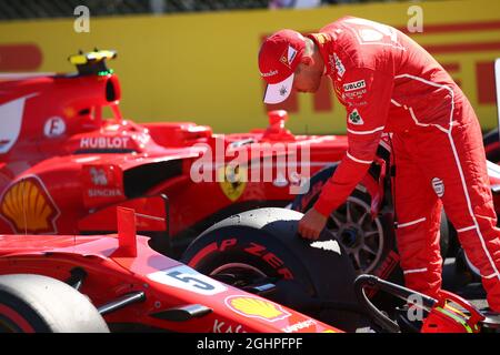 Pole Sitter Sebastian Vettel (GER) Ferrari SF70H schaut sich seine Pirelli-Reifen an. 29.07.2017. Formel 1 Weltmeisterschaft, Rd 11, Großer Preis Von Ungarn, Budapest, Ungarn, Qualifizierender Tag. Bildnachweis sollte lauten: XPB/Press Association Images. Stockfoto