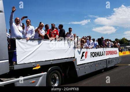 Fans auf der Fahrerparade. 30.07.2017. Formel 1 Weltmeisterschaft, Rd 11, Großer Preis Von Ungarn, Budapest, Ungarn, Wettkampftag. Bildnachweis sollte lauten: XPB/Press Association Images. Stockfoto