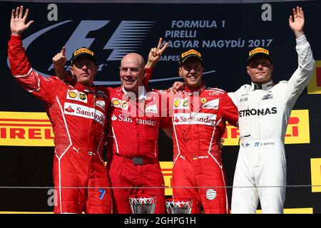 Das Podium (L bis R): Kimi Räikkönen (FIN) Ferrari, Zweiter; Jock Clear (GBR) Ferrari Engineering Director; Sebastian Vettel (GER) Ferrari, Rennsieger; Valtteri Bottas (FIN) Mercedes AMG F1, Dritter. 30.07.2017. Formel 1 Weltmeisterschaft, Rd 11, Großer Preis Von Ungarn, Budapest, Ungarn, Wettkampftag. Bildnachweis sollte lauten: XPB/Press Association Images. Stockfoto