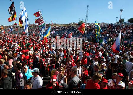 Fans erobern das Podium. 30.07.2017. Formel 1 Weltmeisterschaft, Rd 11, Großer Preis Von Ungarn, Budapest, Ungarn, Wettkampftag. Bildnachweis sollte lauten: XPB/Press Association Images. Stockfoto