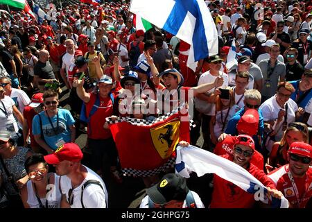 Fans erobern das Podium. 30.07.2017. Formel 1 Weltmeisterschaft, Rd 11, Großer Preis Von Ungarn, Budapest, Ungarn, Wettkampftag. Bildnachweis sollte lauten: XPB/Press Association Images. Stockfoto