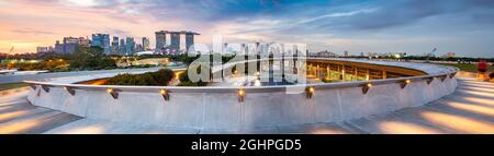 SINGAPUR, SINGAPUR - 2019. MÄRZ: Pulsierende Skyline von Singapur bei Nacht Stockfoto