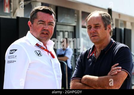 (L bis R): Eric Boullier (FRA) McLaren Racing Director mit Gerhard Berger (AUT). 02.08.2017. Formel-1-Tests, Budapest, Ungarn. Bildnachweis sollte lauten: XPB/Press Association Images. Stockfoto