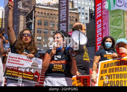 Demonstranten gegen Texas verbieten Abtreibungsgesetze, die sich am Samstagnachmittag, dem 4. September 2021, in New York City, NY, auf dem Times Square versammeln und demonstrieren Stockfoto
