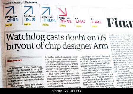 Zeitungsartikel „Watchdog wirft Zweifel über US-Übernahme des Chip-Designers Arm“ am 21. August 2021 in London, England, auf der Guardian Financial-Seite Stockfoto