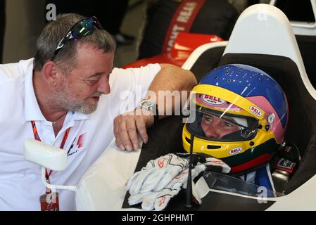 (L bis R): Paul Stoddart (AUS) mit Jacques Villeneuve (CDN) im zweisitzigen F1 Experiences Racing Car. 31.08.2017. Formel 1 Weltmeisterschaft, Rd 13, Großer Preis Von Italien, Monza, Italien, Tag Der Vorbereitung. Bildnachweis sollte lauten: XPB/Press Association Images. Stockfoto