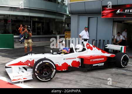 Jacques Villeneuve (CDN) mit Federica Masolin (ITA) Sky F1 Italia Presenter im zweisitzigen F1 Experiences Racing Car. 31.08.2017. Formel 1 Weltmeisterschaft, Rd 13, Großer Preis Von Italien, Monza, Italien, Tag Der Vorbereitung. Bildnachweis sollte lauten: XPB/Press Association Images. Stockfoto