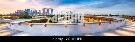 SINGAPUR, SINGAPUR - 2019. MÄRZ: Pulsierende Skyline von Singapur bei Nacht Stockfoto