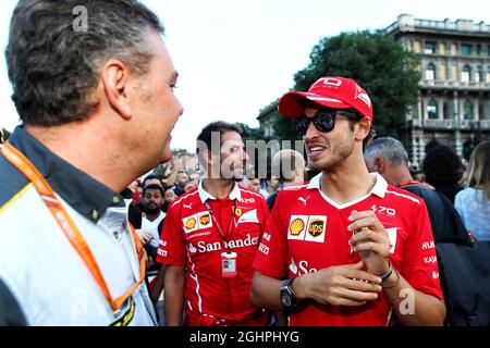 (L bis R): Mario Isola (ITA) Pirelli Racing Manager mit Antonio Giovinazzi (ITA) Ferrari Development Driver bei einer Fahrerparade in Mailand. 31.08.2017. Formel 1 Weltmeisterschaft, Rd 13, Großer Preis Von Italien, Monza, Italien, Tag Der Vorbereitung. Bildnachweis sollte lauten: XPB/Press Association Images. Stockfoto