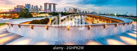 SINGAPUR, SINGAPUR - 2019. MÄRZ: Pulsierende Skyline von Singapur bei Nacht Stockfoto