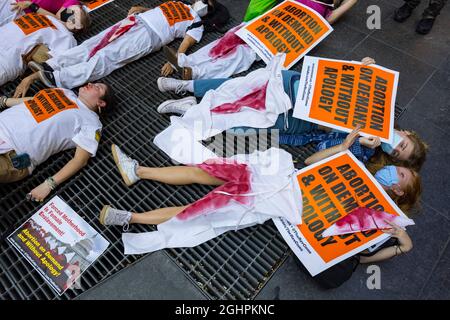 Demonstranten gegen Texas verbieten Abtreibungsgesetze, die sich am Samstagnachmittag, dem 4. September 2021, in New York City, NY, auf dem Times Square versammeln und demonstrieren Stockfoto