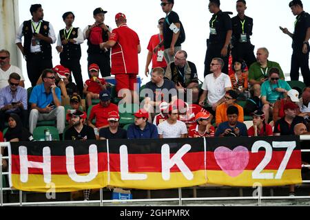 Fans in der Tribüne und eine Flagge für Nico Hulkenberg (GER) Renault Sport F1 Team. 30.09.2017. Formel-1-Weltmeisterschaft, Rd 15, Großer Preis Von Malaysia, Sepang, Malaysia, Samstag. Bildnachweis sollte lauten: XPB/Press Association Images. Stockfoto