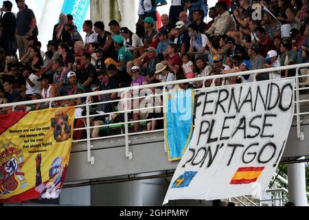 Fans in der Tribüne und Flaggen für Fernando Alonso (ESP) McLaren. 30.09.2017. Formel-1-Weltmeisterschaft, Rd 15, Großer Preis Von Malaysia, Sepang, Malaysia, Samstag. Bildnachweis sollte lauten: XPB/Press Association Images. Stockfoto