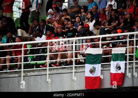 Fans auf der Tribüne und mexikanische Flaggen mit einer Unterstützungsbotschaft nach dem Erdbeben. 30.09.2017. Formel-1-Weltmeisterschaft, Rd 15, Großer Preis Von Malaysia, Sepang, Malaysia, Samstag. Bildnachweis sollte lauten: XPB/Press Association Images. Stockfoto