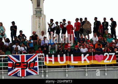 Fans in der Tribüne und Flaggen für das Renault Sport F1 Team von Jolyon Palmer (GBR) und das Renault Sport F1 Team von Nico Hulkenberg (GER). 30.09.2017. Formel-1-Weltmeisterschaft, Rd 15, Großer Preis Von Malaysia, Sepang, Malaysia, Samstag. Bildnachweis sollte lauten: XPB/Press Association Images. Stockfoto