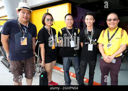 Gäste des Renault Sport F1 Teams. 30.09.2017. Formel-1-Weltmeisterschaft, Rd 15, Großer Preis Von Malaysia, Sepang, Malaysia, Samstag. Bildnachweis sollte lauten: XPB/Press Association Images. Stockfoto