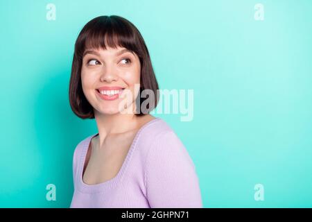 Foto Porträt junge Mädchen lächelnd tragen lila Pullover suchen Copyspace glücklich überglücklich isoliert lebendige blaugrün Farbe Hintergrund Stockfoto