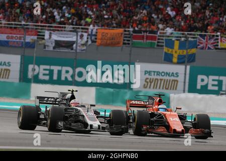 Kevin Magnussen (DEN) Haas VF-17 und Fernando Alonso (ESP) McLaren MCL32 kämpfen um Position. 01.10.2017. Formel-1-Weltmeisterschaft, Rd 15, Großer Preis Von Malaysia, Sepang, Malaysia, Sonntag. Bildnachweis sollte lauten: XPB/Press Association Images. Stockfoto