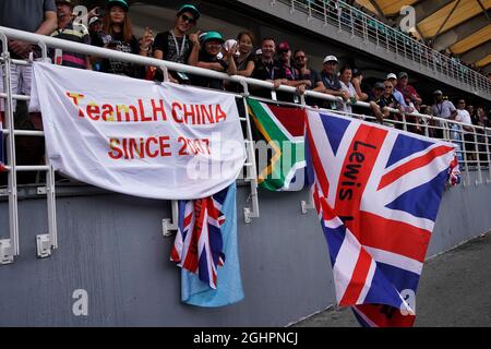 Fans von Lewis Hamilton (GBR) Mercedes AMG F1 W08 auf der Tribüne mit Fahnen und Bannern. 01.10.2017. Formel-1-Weltmeisterschaft, Rd 15, Großer Preis Von Malaysia, Sepang, Malaysia, Sonntag. Bildnachweis sollte lauten: XPB/Press Association Images. Stockfoto