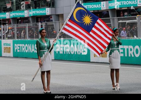 Grid Mädchen mit der malaysischen Flagge. 01.10.2017. Formel-1-Weltmeisterschaft, Rd 15, Großer Preis Von Malaysia, Sepang, Malaysia, Sonntag. Bildnachweis sollte lauten: XPB/Press Association Images. Stockfoto