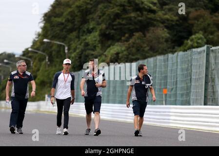 Pierre Gasly (FRA) Scuderia Toro Rosso geht mit dem Team auf der Strecke. 05.10.2017. Formel 1 Weltmeisterschaft, Rd 16, Großer Preis Von Japan, Suzuka, Japan, Tag Der Vorbereitung. Bildnachweis sollte lauten: XPB/Press Association Images. Stockfoto