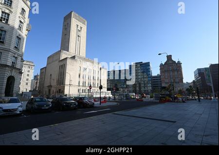 Mersey Tunnel Lüftungsturm und Georges Dock Gebäude vom Strand, Liverpool, England Stockfoto