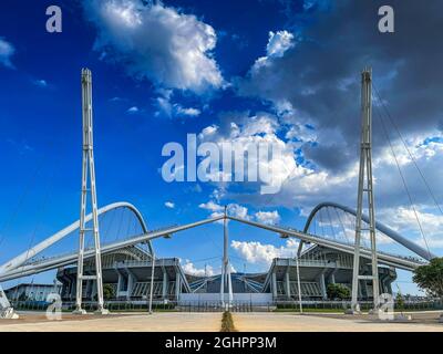 Ikonische Ansicht des Olympiastadions OAKA in Athen, Griechenland, entworfen von Santiago Calatrava mit wunderschönen Wolken und blauem Himmel Stockfoto