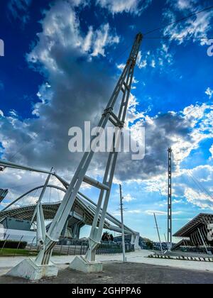 Ikonische Ansicht des Olympiastadions OAKA in Athen, Griechenland, entworfen von Santiago Calatrava mit wunderschönen Wolken und blauem Himmel Stockfoto